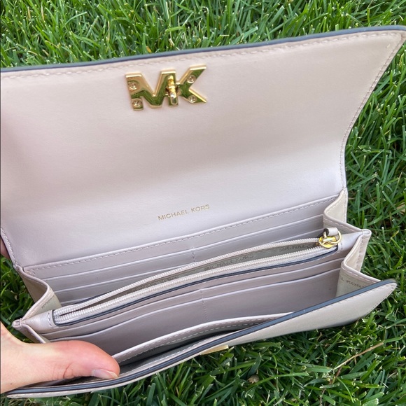 MICHAEL KORS SOFT PINK WALLET - Picture 4 of 7